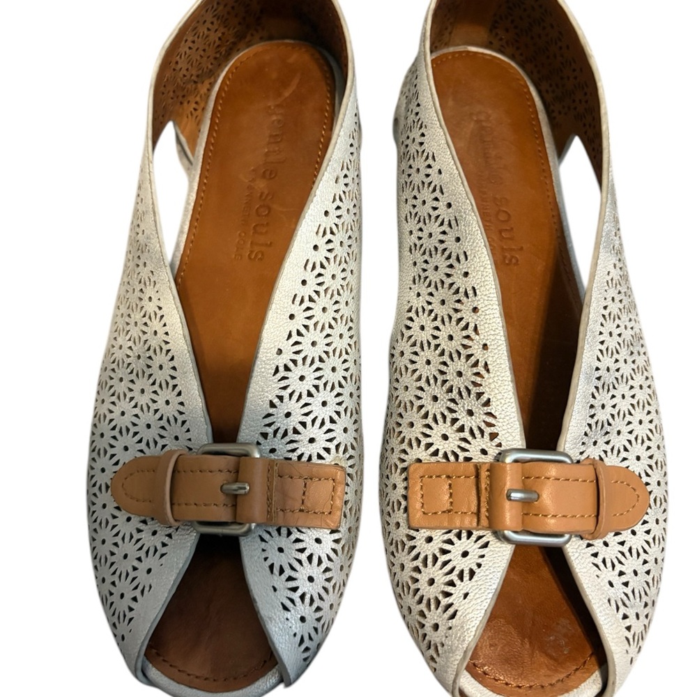GENTLE SOULS SILVER LEATHER BLESS WORLD
SANDALS PEEP TOE LASER CUT OUT